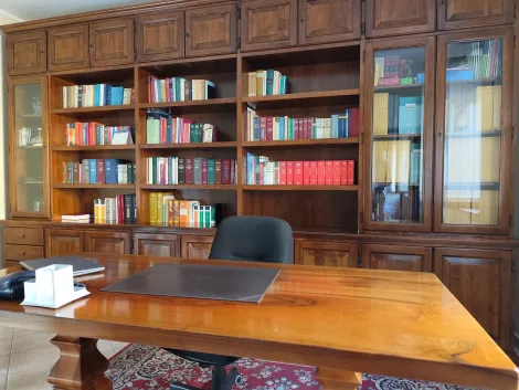 immagine dello studio dell'avvocato spezzano con scrivania e libreria di sfondo
